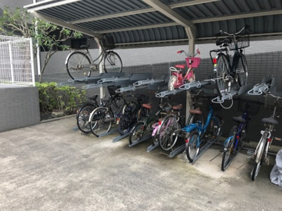 【その他共用部分】 | グランシャリオ久地 | 屋根付きの駐輪場で雨が降っても大切な自転車が濡れなくてすみますね♪荷物が重いときに自転車があれば助かりますね！