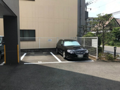 【駐車場】 | グランシャリオ久地 | いつでも目の届く敷地内に駐車場があります♪荷物がかさばりがちなお買物にも、敷地内駐車場があると便利ですよね☆