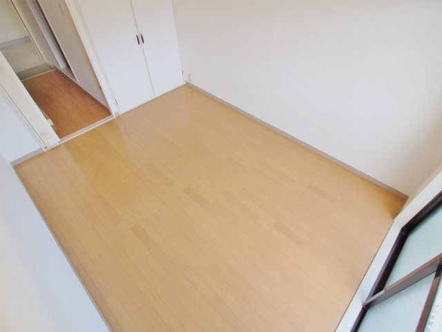 第21船越ビルの洋室