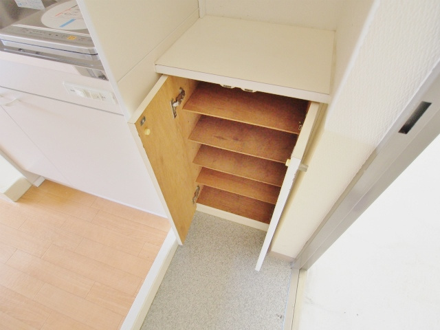 第21船越ビルの玄関