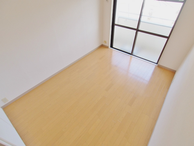 第21船越ビルの洋室