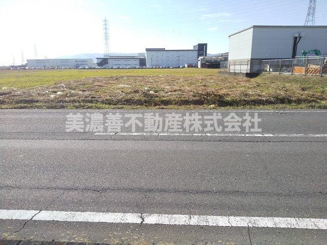 ５６１１７　安八郡輪之内町下大榑新田土地の前面道路含む現地写真