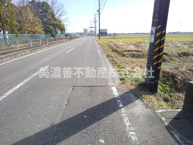 ５６１１７　安八郡輪之内町下大榑新田土地の前面道路含む現地写真