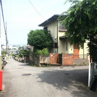 【前面道路含む現地写真】 | 北側の5.3m道路（西側から）