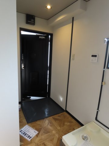 スタンドアップ十三の玄関