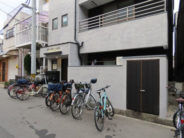 スタンドアップ十三のエントランス