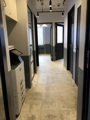 【その他共用部分】 | WORK＆HOUSE Suidobashi | 2階共用廊下。各個室ドアに鍵あり。