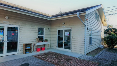 【外観】 | 平成ハウス２７号 | 雑貨や洋服店が並ぶ通りに面しており、ジョンソンタウン内でも人通りの多いエリアにあります。店舗入口にはスペースがありますのでお客様を迎え入れる演出も可能です。