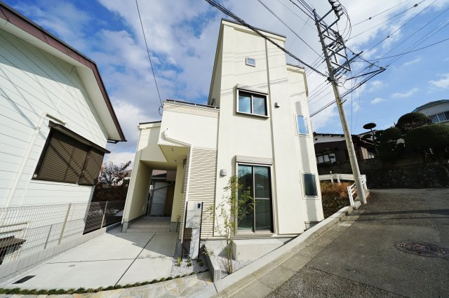 西谷駅徒歩１５分の閑静な住宅街！前面道路５．１ｍ、東南角地のため陽当り良好♪保土ヶ谷区新井町　新築戸建ての外観