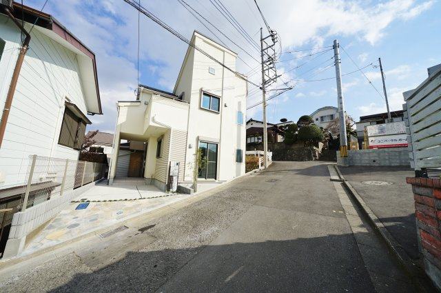 西谷駅徒歩１５分の閑静な住宅街！前面道路５．１ｍ、東南角地のため陽当り良好♪保土ヶ谷区新井町　新築戸建ての前面道路含む現地写真