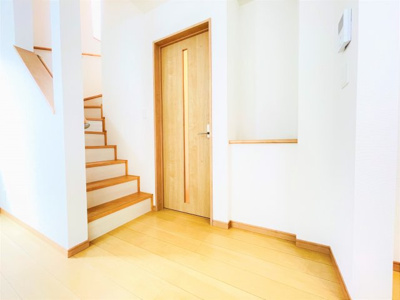 【その他共用部分】 | 東大和清水5丁目 | ちょっとした棚がついています。