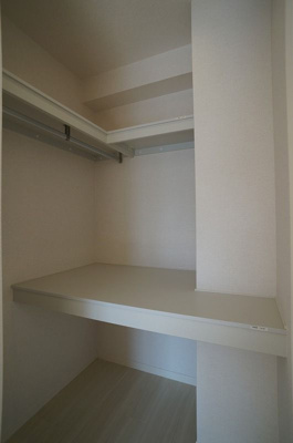 【収納】 | ヴィラ淡島Ⅲ【SHM】 | 洋室7帖のお部屋にあるウォークインクローゼットです♪棚が2段＋ハンガーラックでたっぷり収納出来ます☆