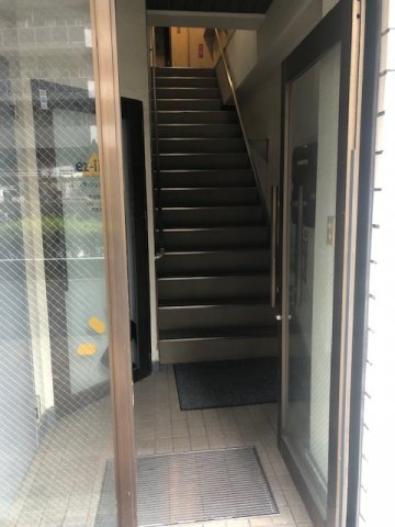 小島ビルのエントランス