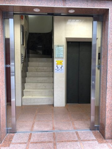 リバーストーンビルのエントランス