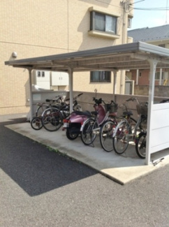 【その他共用部分】 | 屋根付きの駐輪場で雨が降っても大切な自転車が濡れなくてすみますね♪駅から自転車もおすすめです！