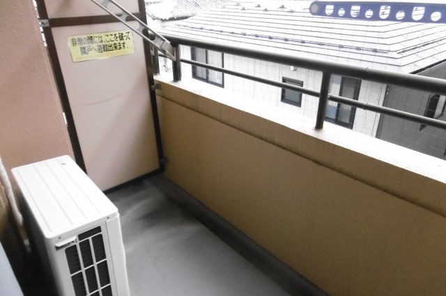 朝日プラザエザース山形中央Ⅱのバルコニー|外からの目が気にならないバルコニーで洗濯物が干せます