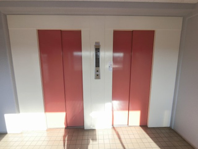 【その他共用部分】 | プララ杉田 | お買い物時やベビーカーの出し入れに便利なエレベーター付
混雑時にも便利なエレベーター2基付です。