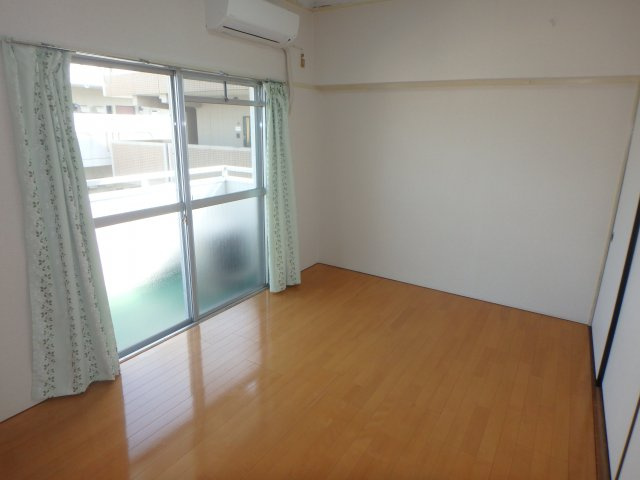 レジデンスひまわりの洋室