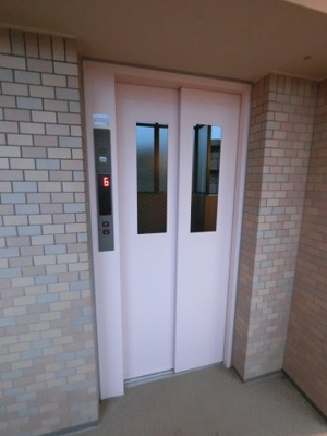 【その他共用部分】 | プラザクレスト横浜上永谷 | お買い物時やベビーカーの出し入れに便利なエレベーター付。