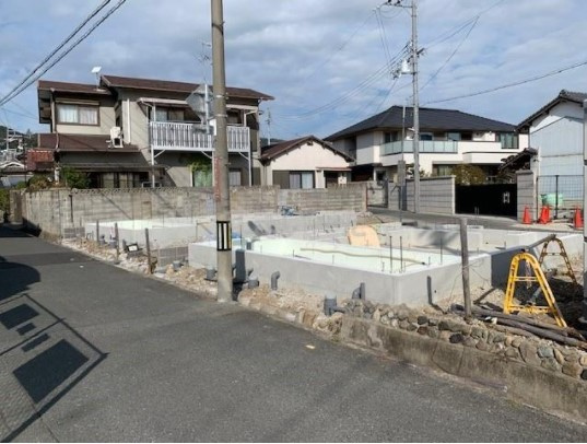 箕面市西小路２丁目の新築一戸建の前面道路含む現地写真