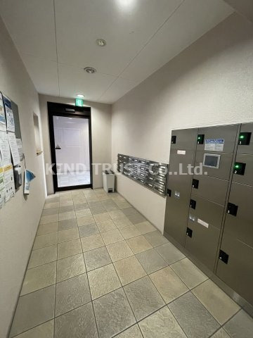 天満泉マンションのロビー|便利な宅配BOXです