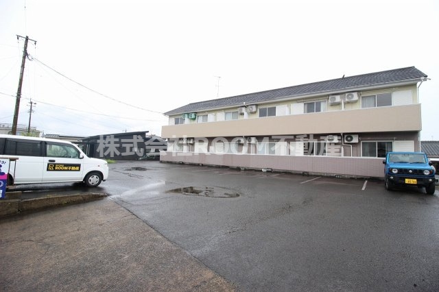 Grace（旧コーポサウス）の駐車場