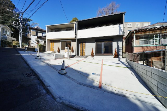【横浜市西区浅間町３丁目243-1新築戸建て１号棟】★仲介手数料無料★（浅間台小学校・岡野中学校）の外観|2020年10月完成の新築戸建て。南側道路で日当たり良好です。