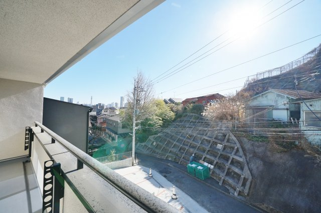 【横浜市西区浅間町３丁目243-1新築戸建て１号棟】★仲介手数料無料★（浅間台小学校・岡野中学校）の展望|前面は道路になっておりますので、開放感がございます。