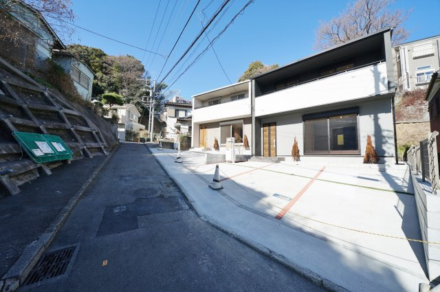 【横浜市西区浅間町３丁目243-1新築戸建て１号棟】★仲介手数料無料★（浅間台小学校・岡野中学校）の前面道路含む現地写真|南側が道路に面しております。