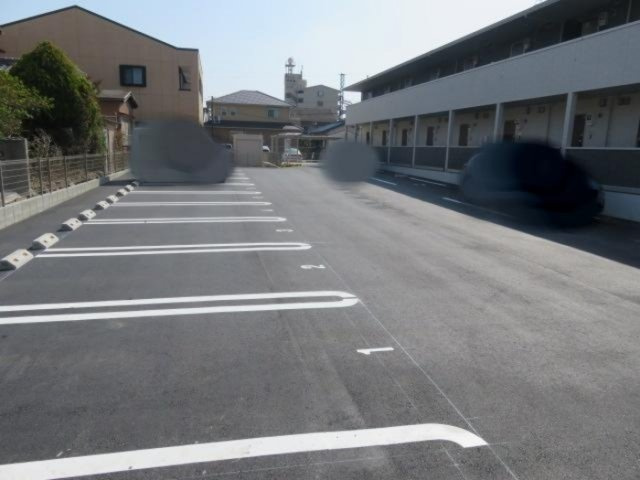ラルーチェ上浜の駐車場