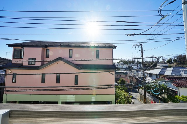 【横浜市南区清水ケ丘165-6新築戸建てA号棟】★仲介手数料無料★（富士見台小学校・岩井原中学校）の展望|前面に高い建物もございませんので、日当たり良好です。