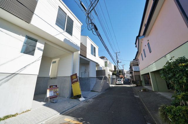 【横浜市南区清水ケ丘165-6新築戸建てA号棟】★仲介手数料無料★（富士見台小学校・岩井原中学校）の前面道路含む現地写真|南側が道路に面した立地です。