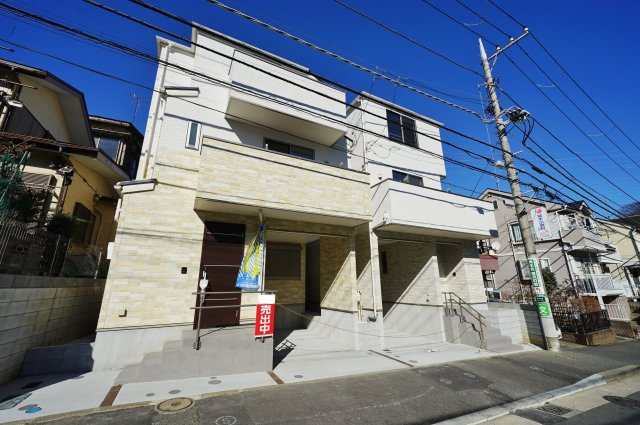 南東側11m公道で陽当たり・眺望良好！権太坂スクエア目の前♪保土ヶ谷区権太坂２丁目　全２棟新築戸建ての外観
