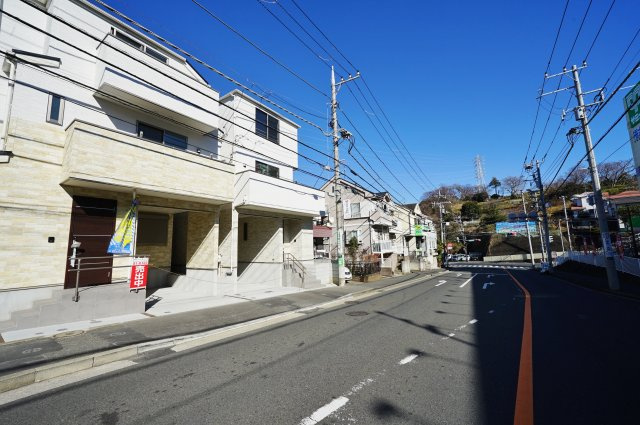 南東側11m公道で陽当たり・眺望良好！権太坂スクエア目の前♪保土ヶ谷区権太坂２丁目　全２棟新築戸建ての前面道路含む現地写真