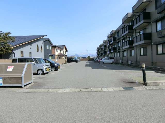 マンマミーヤB棟の駐車場