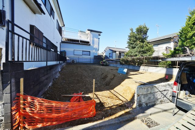 19.5帖＋DENの開放的で広いリビング。東南道路6mのため日当たり良好の外観