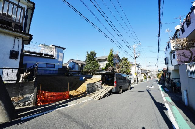 19.5帖＋DENの開放的で広いリビング。東南道路6mのため日当たり良好の前面道路含む現地写真