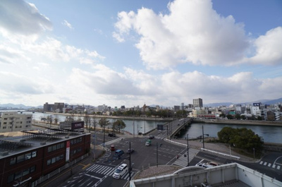 【展望】 | コープ野村鷹野橋ガーデンスクエア | 【厳島！】
眺望には、厳島も見えてまいります。
こんな見晴らしの良いバルコニーで
家族と伴にワイワイ過ごすなんて素敵です！
当然夜景もきれいでしょうね。
お友達の家ならば、頻繁に通ってしまいそうです。