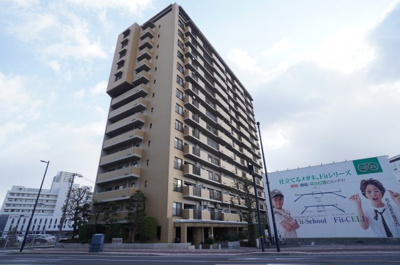 【外観】 | コープ野村鷹野橋ガーデンスクエア | 【耐震性】
耐震性の高さを判断するポイントは、
建築確認申請日が1981年6月1日以降の
新耐震基準に適合しているかどうか。
震度６程度の大地震でも
建物が崩壊しないレベルが基準になりました。