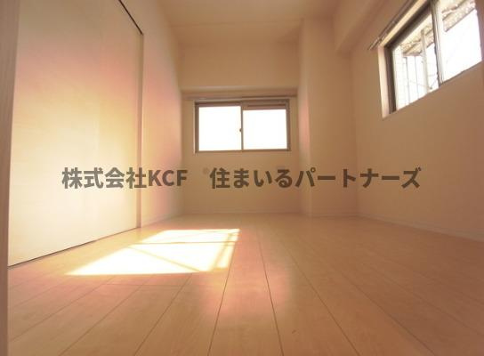 レジェンド・ソーラー宮ノ陣の寝室|広くて明るい寝室