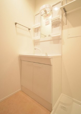 White Stone Ⅲ番館【10,000円キャッシュバック対象物件】の独立洗面台|独立洗面台あり、毎朝おしゃれに忙しい女性の方におすすめです