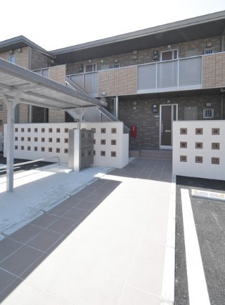 White Stone Ⅲ番館【10,000円キャッシュバック対象物件】のエントランス|清潔なエントランスです