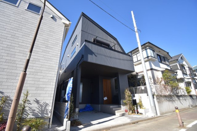 【外観】 | 昭島市中神町　新築一戸建　全4棟　4号棟 | 周辺環境に溶け込み、それでいて個性豊かなデザインは住まう人に優越感をもたらしてくれます。
