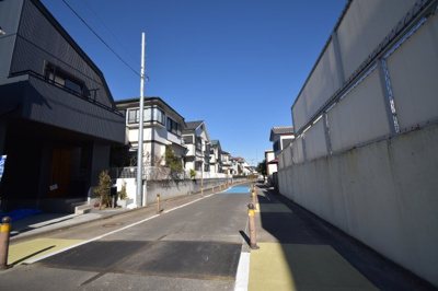 【前面道路含む現地写真】 | 昭島市中神町　新築一戸建　全4棟　4号棟 | JR立川駅から徒歩15分の立地ながら、エントランス前面は車通りも少なく、お子様の通学も安心です。