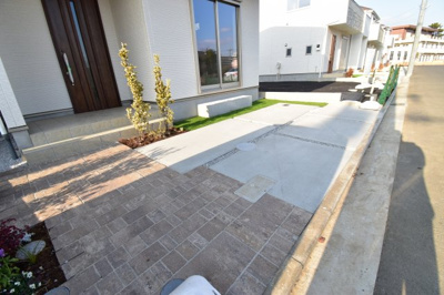 【駐車場】 | 立川上砂町５丁目　新築戸建て　全19棟　F号棟 | 一戸建ての駐車場は車を置くだけでなく、マルチな使い方が可能。
