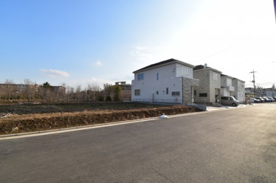 【前面道路含む現地写真】 | 立川上砂町５丁目　新築戸建て　全19棟　F号棟 | 前面道路公道６メートルあります。忙しい奥様にも止めやすい道路です。