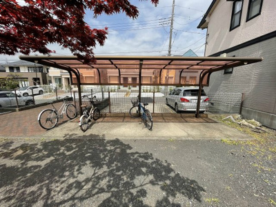 【その他共用部分】 | カサベルデB | 屋根付きの駐輪場で雨が降っても大切な自転車が濡れなくてすみますね♪駅から自転車もおすすめです！