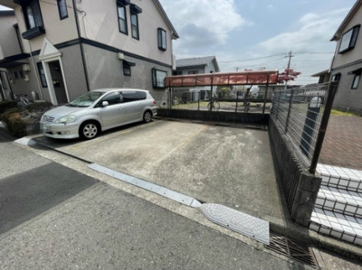 【駐車場】 | カサベルデB | いつでも目の届く敷地内に駐車場があります♪お車をお持ちのファミリーさんにオススメです☆