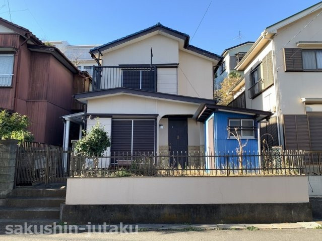 屋敷３丁目　売地　建築条件なしの外観|屋敷３丁目　売地　古家あり　建築条件なし　東南側公道面　第一種低層住居専用地域　屋敷小学校区・第六中学校区　地積約３１坪　都市ガス・上下水道