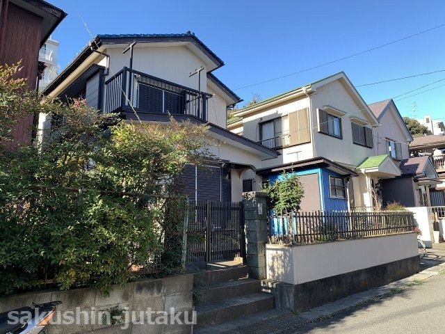 屋敷３丁目　売地　建築条件なしの外観|屋敷３丁目　売地　古家あり　建築条件なし　東南側公道面　第一種低層住居専用地域　屋敷小学校区・第六中学校区　地積約３１坪　都市ガス・上下水道
